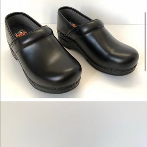 Dansko Pro XP Oiled Clogs Size 35